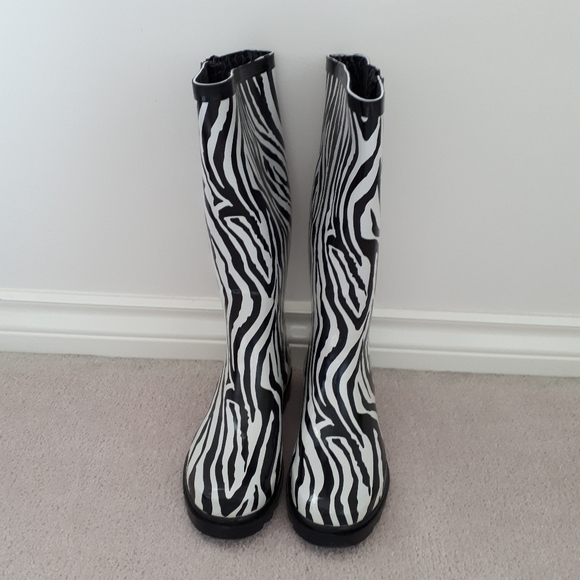 Chooka Women's Zebra Print Rain Boots - Picture 8 of 14